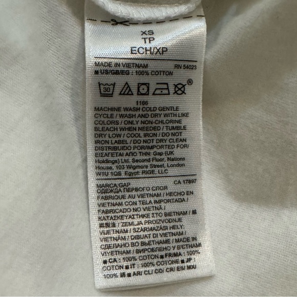 EUC Gap “Vintage Wash” white short-sleeve v-neck pocket tee - Picture 4 of 7